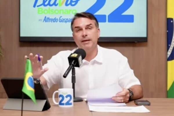 Flávio Bolsonaro antecipa sua live semanal ao vivo