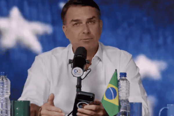 Flávio minimiza impacto de novas informações do celular de Vorcaro