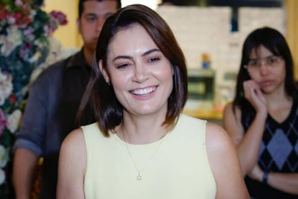 Michelle Bolsonaro lidera corrida ao Senado no DF, aponta Quaest