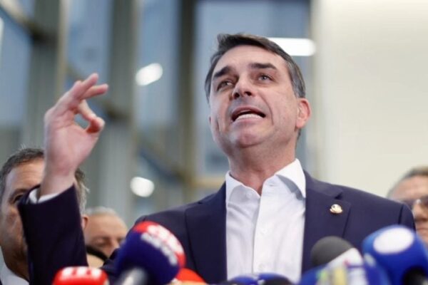 Flávio Bolsonaro ironiza uso de jatinho associado a Daniel Vorcaro