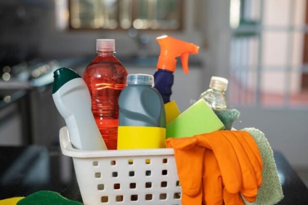 Anvisa avisa sobre perigo de combinar diferentes produtos de limpeza