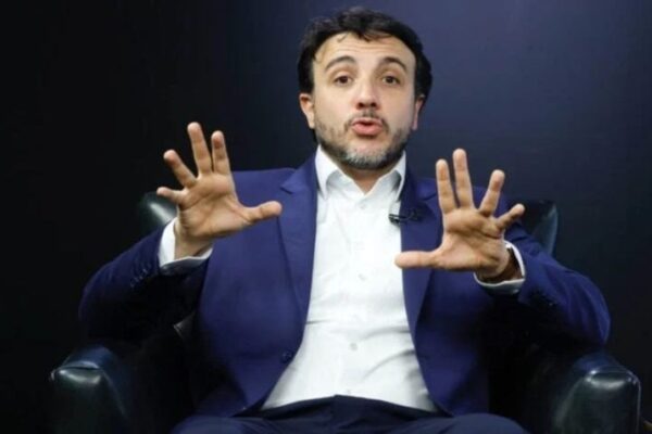 Após ser “desconvocado”, Renan Santos anuncia ato em frente à Globo