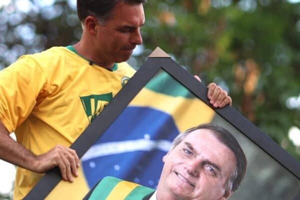 FT compara família Bolsonaro com a família Trump e ressalta estilo paranoico